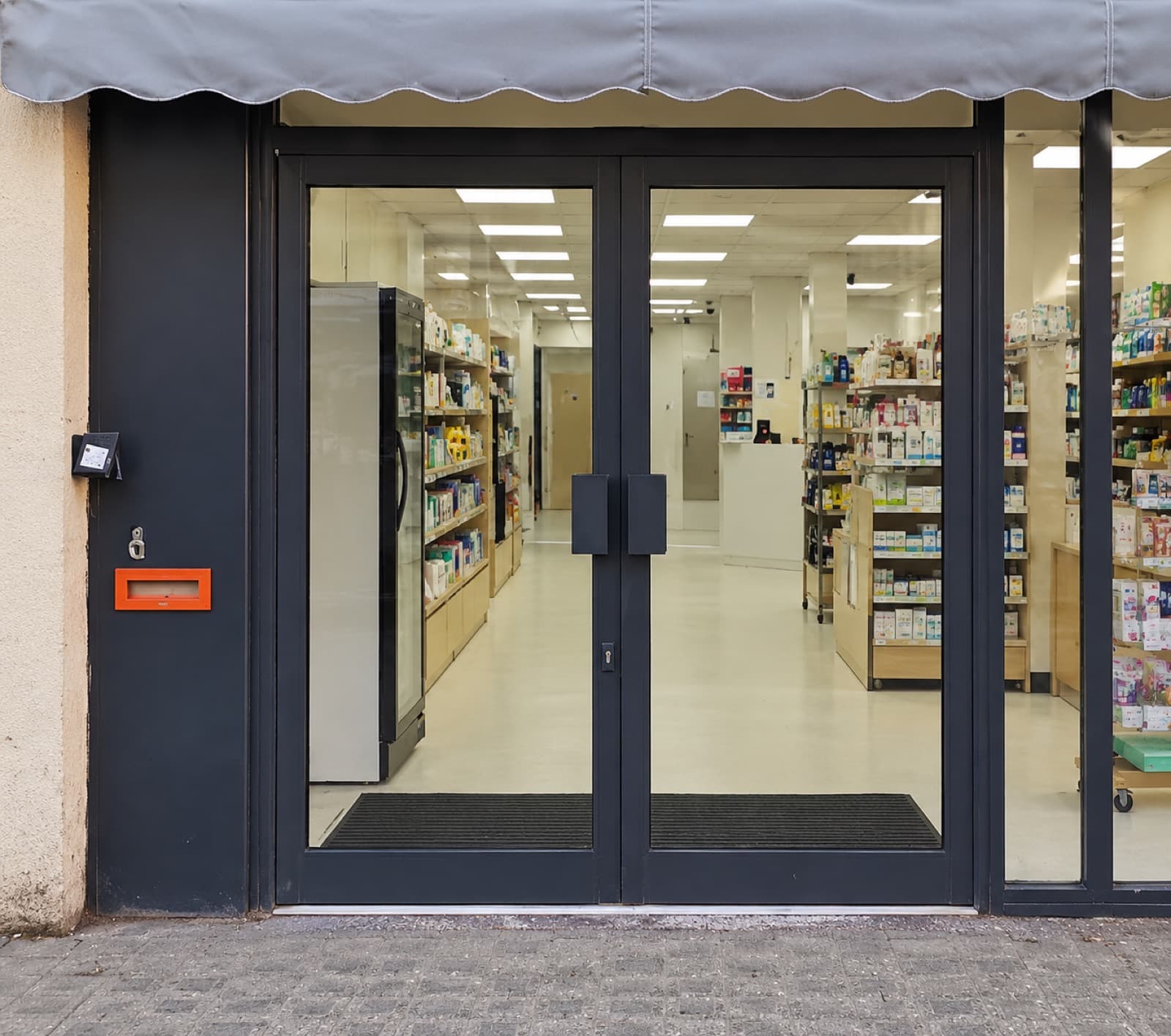 Street entrance (via the pharmacy door)
